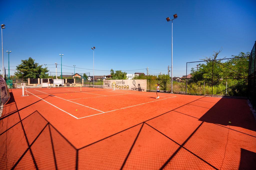 Închiriere Teren Tenis: Flexibilitate și Confort pentru Practicanți